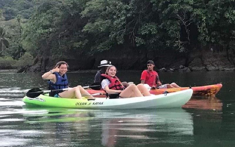 people from Santa Teresa on kayak  going in a tour